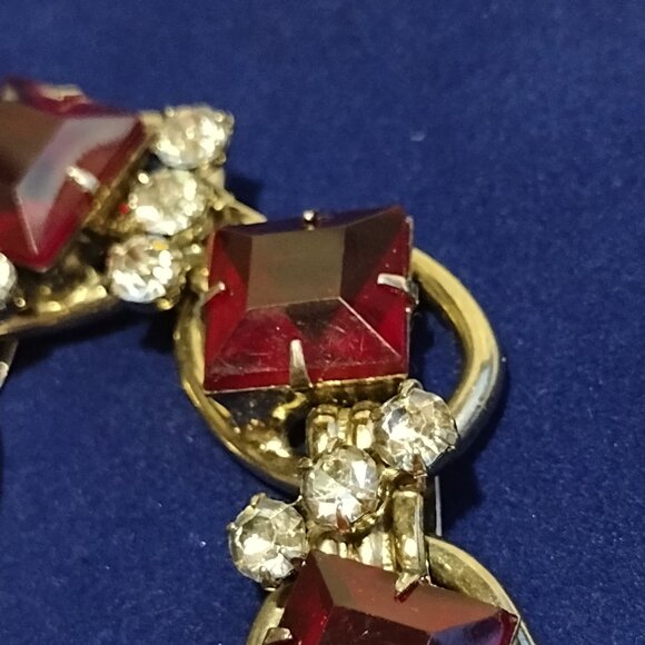 🎬Vintage Red Glass Square Cut Gold Tone Link Bracelet - Picture 6 of 13